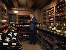 红酒收纳神器:揭秘放满红酒的酒柜叫什么